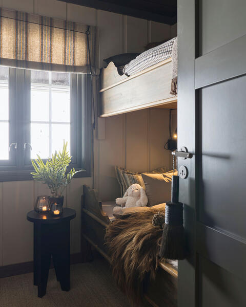 Et lunt og koselig soverom. Køyesengen er redd opp med varme dundyner fra Norsk Dun og deilig flanellsengetøy fra Halvor Bakke. Perfekt for å krype under og finne roen etter en lang dag.